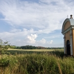 Kaplička mezi poli